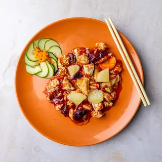 Piletina sa ananasom i povrćem u tomato sosu
