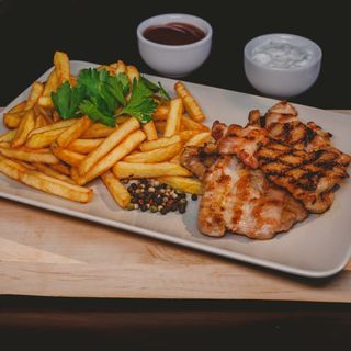 Pulpe dezosate pui la grătar, cartofi si salata asortata 200/150/100g