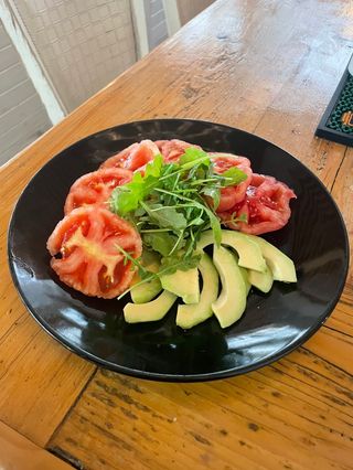 Салата с авокадо и белен домат