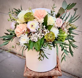 cappelliera bianca fiori di stagione