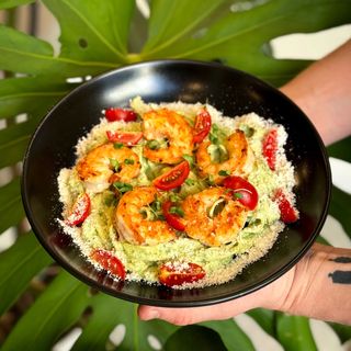 Pasta with avocado and shrimps