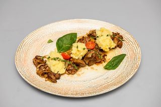 Ficăței prăjiţi cu ceapă și piure de cartofi