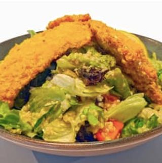 Микс салати с киноа и хрупкави рибни филенца