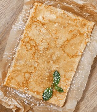 Млинець з персиком, ванільним Крем-Сиром та шоколадом (260г)