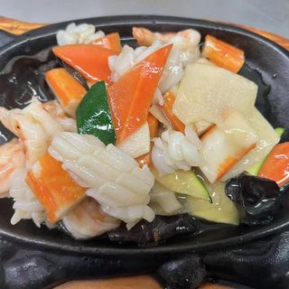 Frutto di mare stufato con verdure alla piastra