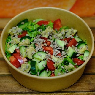 Салата с домати и авокадо