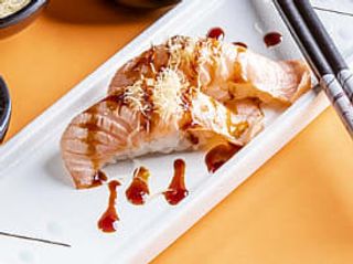 Nigiri sake aburi
