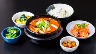 VEGE KIMCHIJJIGAE + RYŻ + ZESTAW BANCHAN