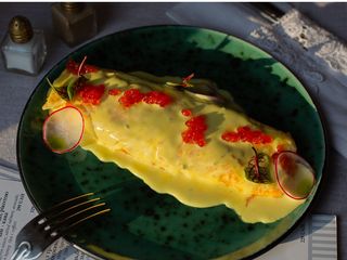 Ніжний омлет з томатами конкасе під соусом фондю