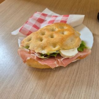 Focaccia Crudo mozzarella rucola 