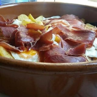 Huevos Con Patatas Y Lascas De Jamón