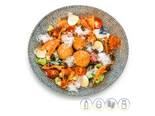Ensalada con mini  chuletas estilo Kyiv (280g)