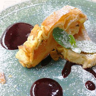 Яблучний штрудель з ягідним соусом (170г)