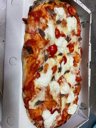 Pinsa bufala con alici e pachino