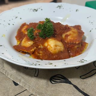 Espinaca Y Ricotta Con Salsa Napolitana