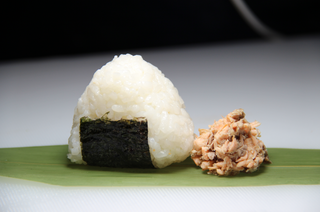 O1 Onigiri salmone - 1 pezzo