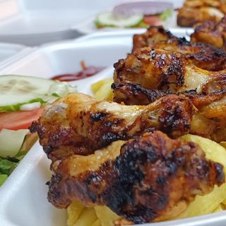 Пилешки крилца със 3 вида гарнитури (450г)