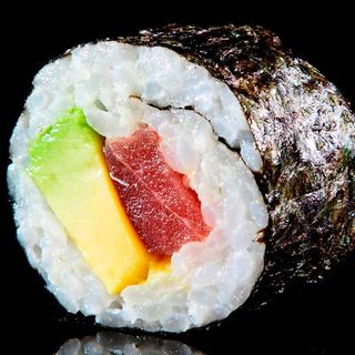 12. Futomaki  Atún Y Aguacate  (8 Pza.)