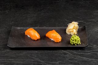 Суши с лососем (110г)