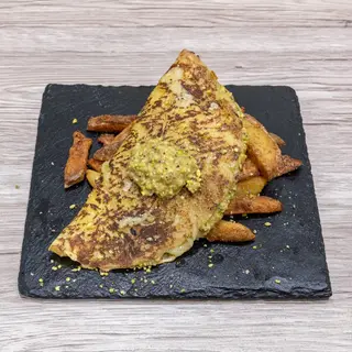 Quesadilla con formaggio fuso e pesto di pistacchio