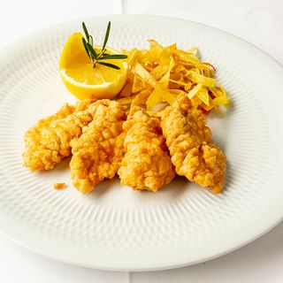 Lomitos de pixín de tripa negra albardados.