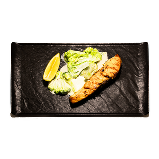 Стейк из семги в сливочном соусе и брокколи