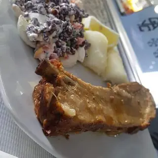 Costilla de cerdo con guarnición 