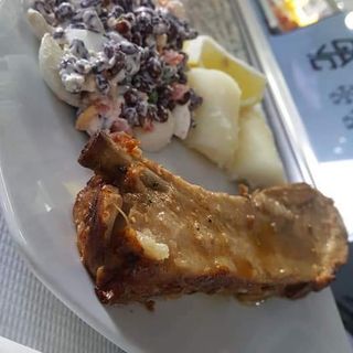 Costilla de cerdo con guarnición 