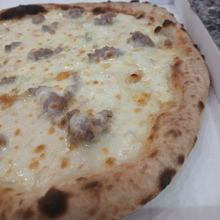 4 Formaggi con salsiccia