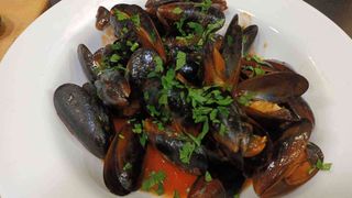 Midii Picante cu Sos Rosu si Paine Prajita (picant)