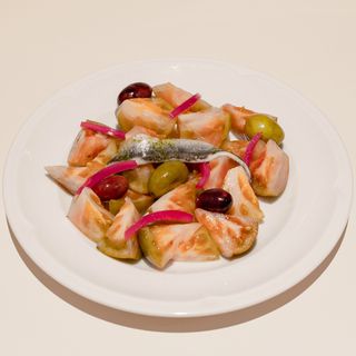Tomates rotos con boquerones
