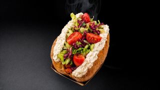 კარტოფილი ღორის ხორცით და ძაძიკის სოუსით