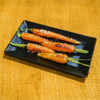 Carote saltate al burro e sesamo nero