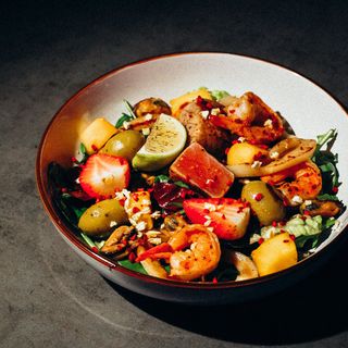 Салат з морепродуктами та манго