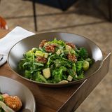 მწვანე ვეგანური სალათი 	