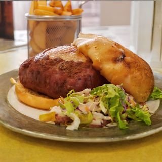 Punjena pljeskavica u lepinji s pomfritom