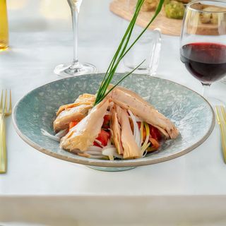 Surtido de tomate natural con piparras  encurtidas