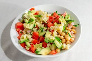 Salată de năut cu avocado și cuș cuș