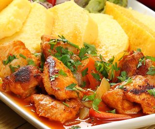 Saramura de pui cu mamaliguta 