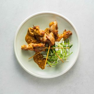 Brochetas de pollo satay