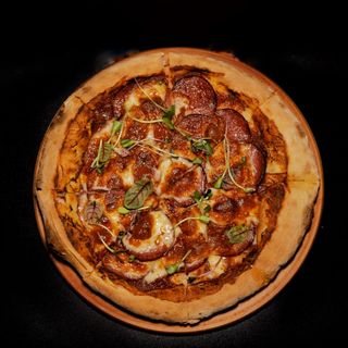 Неаполітанська піца салямі