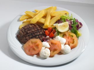 Piatto hamburger con patatine fritte