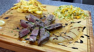 Nacos de Boi no Churrasco com Ananás e Puré de Maçã