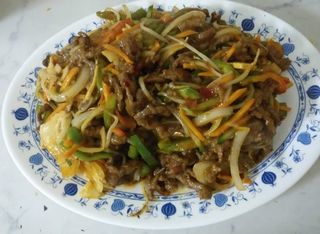 108. Леко лютиво телешко и зеленчуци на лентички (700г)