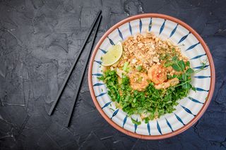 Pad Thai cu pui si crevete