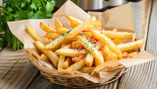 Домашни пържени картофи с шарена сол