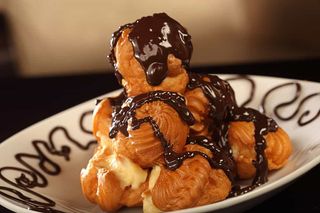 Profiteroli sa sladoledom