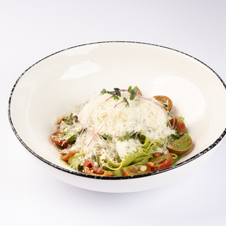 პასტა პესტოთი და პომიდვრით