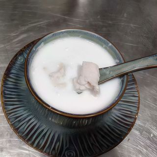 21. Sopa de pollo y coco