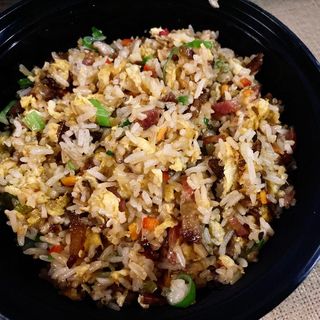 腊味炒饭 Arroz salteado con carne seca y salchicha china 